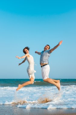 Çekici genç bir çift bir tropikal plaj