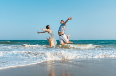 Çekici genç bir çift bir tropikal plaj