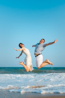 Çekici genç bir çift bir tropikal plaj