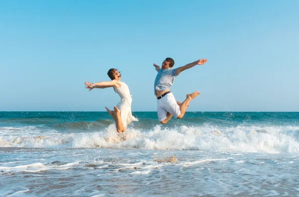 Attraktiva unga paret på en tropisk strand — Stockfoto