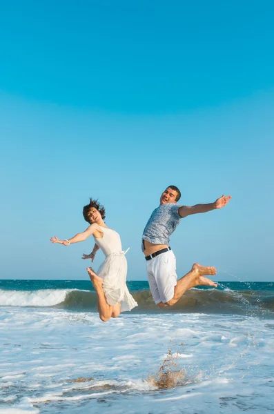 Aantrekkelijke jonge paar op een tropisch strand — Stockfoto