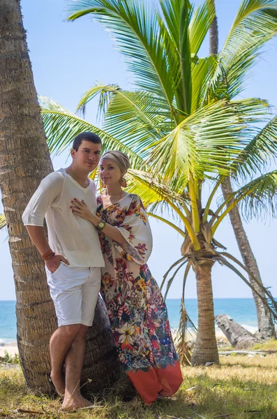 Casal jovem atraente em uma praia tropical — Fotografia de Stock