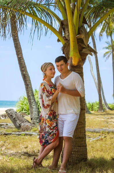 Jeune couple attrayant sur une plage tropicale — Photo