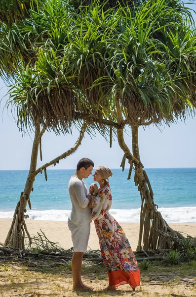 Casal jovem atraente em uma praia tropical — Fotografia de Stock