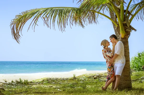 Aantrekkelijke jonge paar op een tropisch strand — Stockfoto