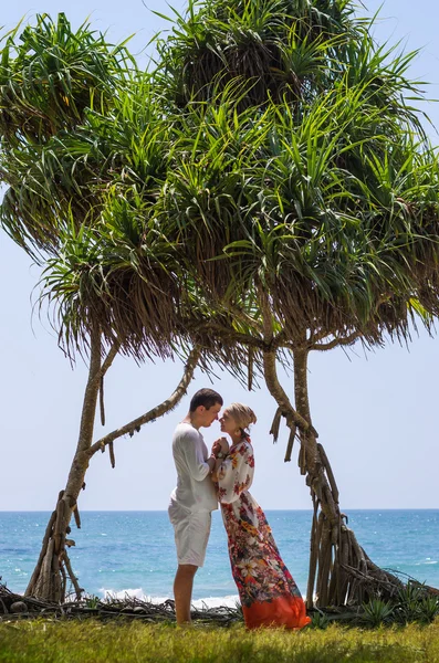 Jeune couple attrayant sur une plage tropicale — Photo