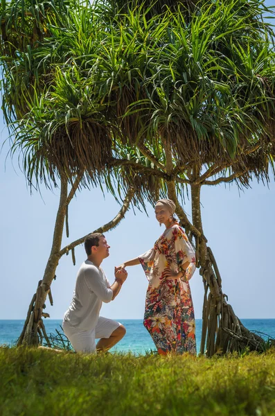 Jeune couple attrayant sur une plage tropicale — Photo