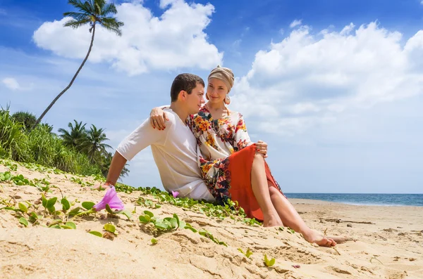 Casal jovem atraente em uma praia tropical — Fotografia de Stock