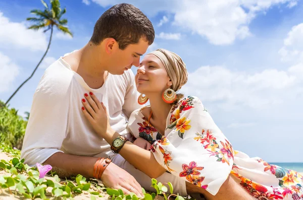 Casal jovem atraente em uma praia tropical — Fotografia de Stock