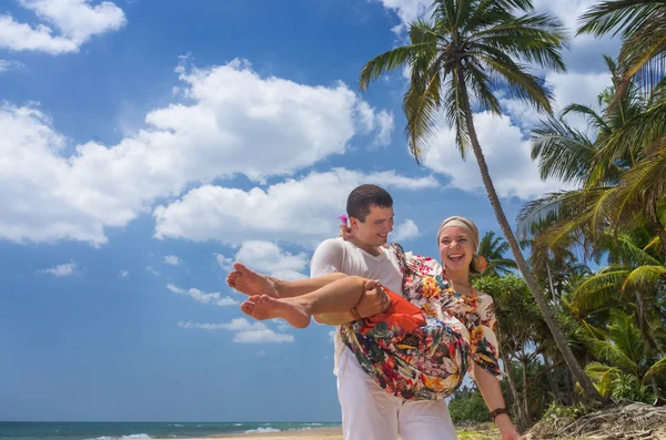 Casal jovem atraente em uma praia tropical — Fotografia de Stock