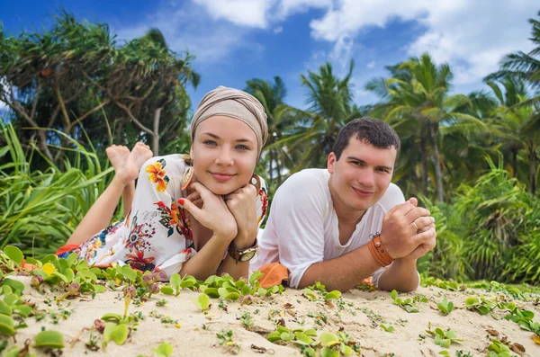 Jeune couple attrayant sur une plage tropicale — Photo