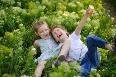 Çocuk birlikte bahçede oyun