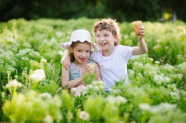 Çocuk saman üzerinde yalan