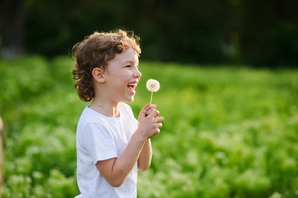 Kind liggend op het hooi — Stockfoto