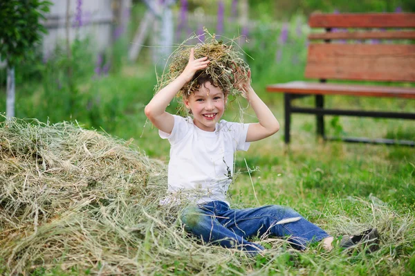 Ребенок лежит на сене — стоковое фото