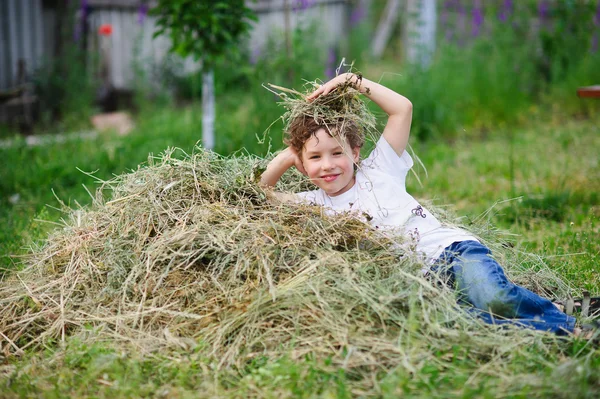 Ребенок лежит на сене — стоковое фото