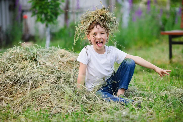 Kind liggend op het hooi — Stockfoto
