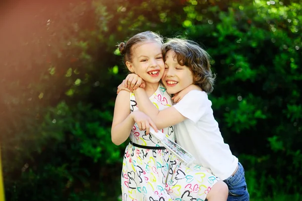 Loira menino e menina brincando abraçando — Fotografia de Stock