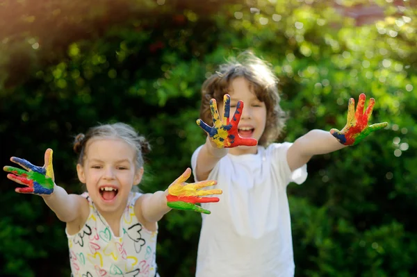 Niños manchados con pintura y manos sucias — Foto de Stock