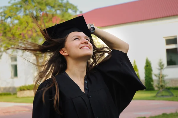 El graduado en el manto mira hacia arriba —  Fotos de Stock