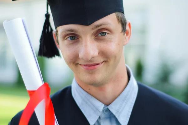 Jonge afgestudeerde met diploma — Stockfoto