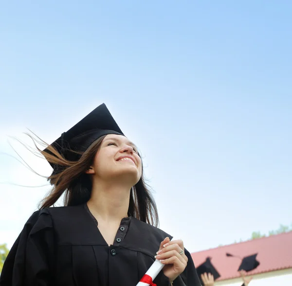 Ragazza in un cappello e abito guardando in alto . — Foto Stock