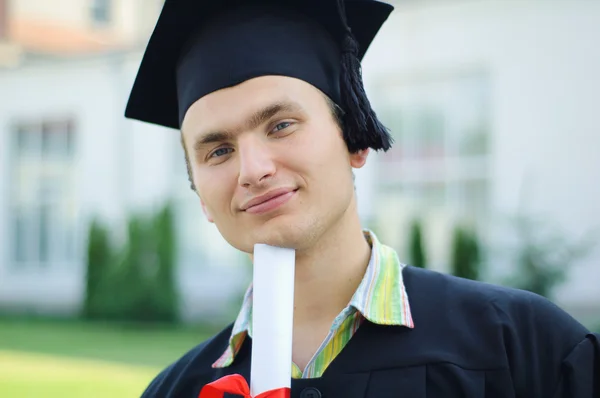 O graduado em um gorro acadêmico — Fotografia de Stock