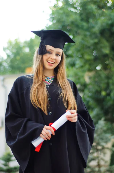 O graduado com um diploma na mão — Fotografia de Stock