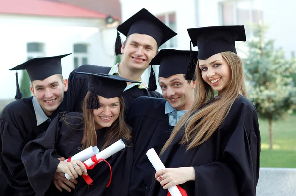 Fünf Studenten feiern den Abschluss der Universität — Stockfoto
