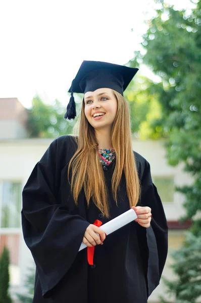 Mladá dívka šťastně svíral svitek — Stock fotografie