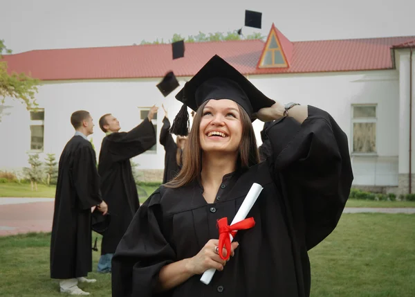 Graduado en el manto mira hacia arriba y riendo —  Fotos de Stock