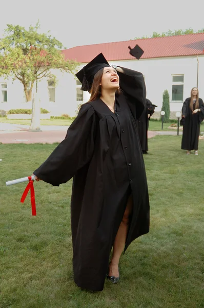 Feliz graduado en el manto mira hacia arriba —  Fotos de Stock