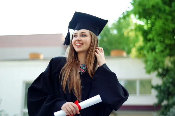 Estudante feliz segurando um diploma — Fotografia de Stock