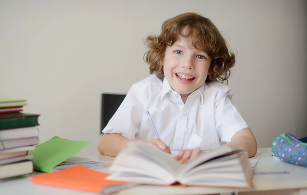 Estudiante de primaria con tarea —  Fotos de Stock