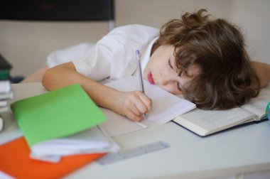 Çocuk ödev uykuya dalar