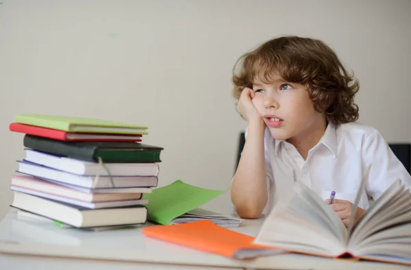 Dreamy colegial hace su tarea —  Fotos de Stock