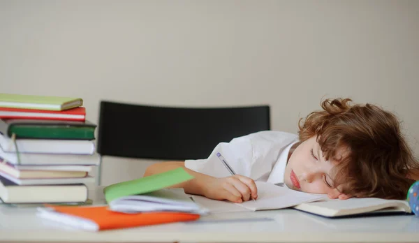 Junge schlief am Schreibtisch ein — Stockfoto