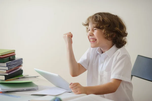 De jongen vreselijk moe om huiswerk te doen — Stockfoto