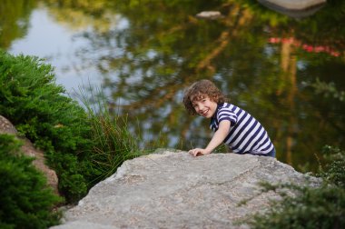 Bir gölet te oynayan çocuk