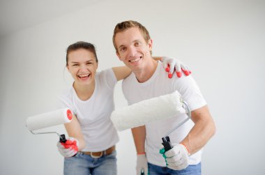 Genç çift onarım evde başlar.