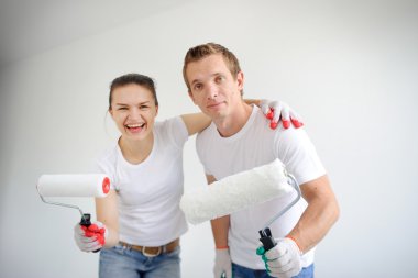 Genç çift odaya onarımları yapmak için gidiyor.