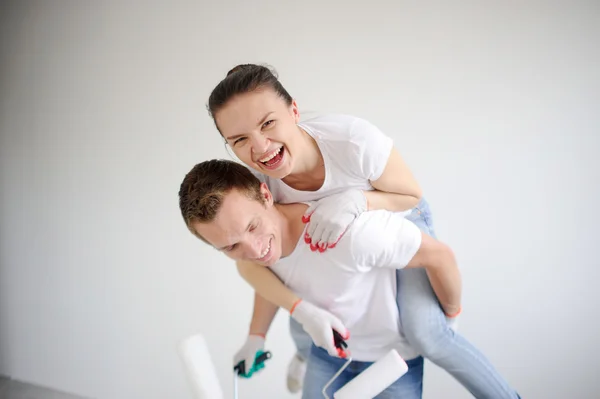 Молодая пара делает ремонт в квартире — стоковое фото