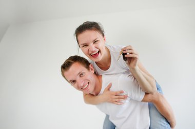 genç bir çift bir tuşuna basılı tutarak