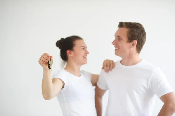 In de handen van een jong stel de sleutels van het appartement — Stockfoto