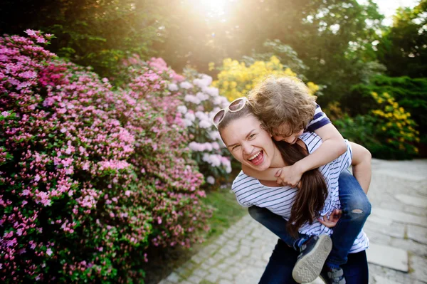 Moeder en zoon over de aard. — Stockfoto