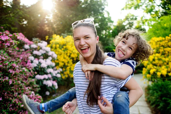 Oudere zus met zijn broer spelen in het Park — Stockfoto