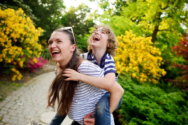 Young woman playing with her son on nature — Stock Photo, Image