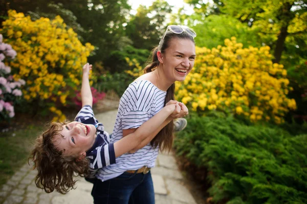 Vrouw en jongen spelen in het park. — Stockfoto