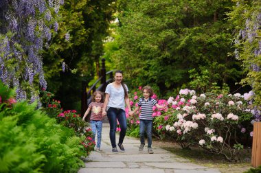 Parkta vakit çocuklar ile anne