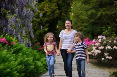 Çocuk anne parkta bir yürüyüş ile